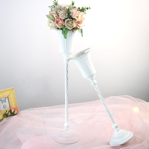 Vase en métal haut de gamme de style rétro européen, finition dorée, en fer forgé, pour la décoration d'allées de mariage, porte-fleurs de style traditionnel - Product Image 4