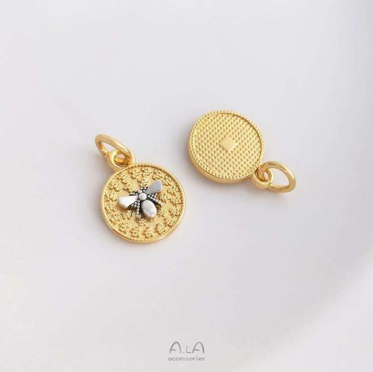 จี้ผึ้งสองสีหนึ่งอัน เพนตาผึ้งสองสีหนึ่งอัน