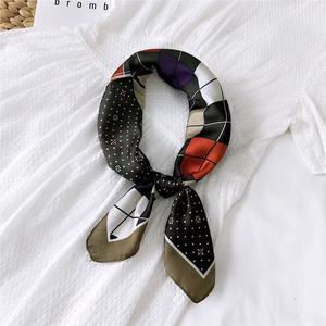 Écharpe carrée fine pour femme, 70 cm de long, en polyester, motif floral, style doux, hiver, multifonctionnelle, douce pour la peau, utilisation quotidienne en extérieur - Product Image 1