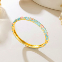 Gelang pesona bertumpuk gaya istana vintage wanita, berlapis emas kuningan, warna segar manis, enamel bunga dengan efek minyak yang berkilau