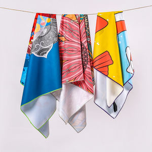 Serviette de plage en microfibre à séchage rapide et légère à impression personnalisée Sustainable Person - Product Image 6