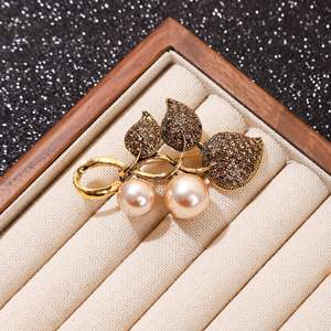 Broches tendance vintage en émail avec fleurs, strass, alliage plaqué or, personnalisables, unisexes, pour usage quotidien, fiançailles, mariage, cadeau, fête - Product Image 4