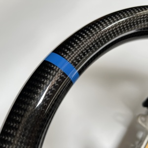 Volant de course sportif à fond plat en fibre de carbone véritable personnalisé avec cuir perforé et bande bleue - Product Image 2