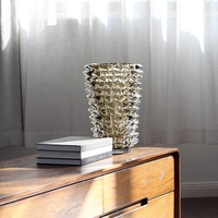 Bixuan Handgefertigte Mundgeblasene Glasvase mit Gekräuselter Skulpturaler Textur in Khaki-Farbe, Dreieckige Prismen, Stacheliges Dornen-Design, Dicke Vasen