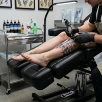 Fauteuil de tatouage hydraulique noir réglable pour salon de beauté