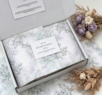 Boîte d'expédition écologique et recyclable sur mesure avec papier de soie et impression UV, ensemble d'emballage de vêtements de marque pour boutique en ligne