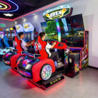 Grand simulateur de course dynamique à quatre écrans pour salle d'arcade, machine de course connectée pour deux joueurs