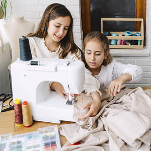 จักรเย็บผ้า MYSEW 45W รุ่นใหม่ สีขาว อัตโนมัติ V700 จักรเย็บผ้าคอมพิวเตอร์สำหรับใช้ในบ้าน แบบหัวเดียว ฟังก์ชั่นหลากหลาย สำหรับงานเย็บปักถักร้อย - Product Image 5