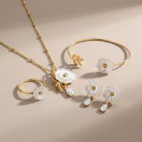 Collier élégant personnalisé EDGE avec pendentif fleur blanche dorée et breloque goutte d'eau en zircon cubique – Bijou tendance, cadeau pour femme