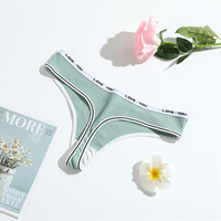 String pour femme : Sous-vêtement en coton respirant ; Design sexy et rehausseur de fesses avec entrejambe en coton
