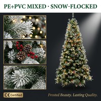 Sapin de Noël floqué de 2,1 m, pré-éclairé, mélange PE+PVC, baies rouges et pommes de pin, LED chaudes, profil mince, OEM personnalisé, décoration intérieure