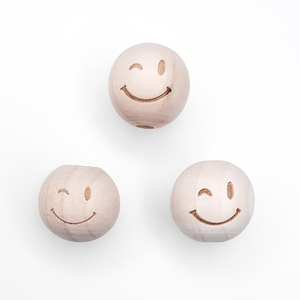 Boule ronde en <span class=keywords><strong>bois</strong></span> d'érable <span class=keywords><strong>de</strong></span> 20 mm, gravée au laser à la main, motif Sourire et Clignotement, pré-percée, pour poupée porte-bonheur, ornement au crochet, fourniture d'artisanat - Product Image 1