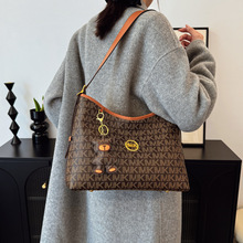 <span class=keywords><strong>Sac</strong></span> fourre-tout <span class=keywords><strong>de</strong></span> luxe en cuir PU grande capacité, étanche, à fermeture éclair, élégant et polyvalent, porté main, épaule ou croisé, idéal pour les voyages féminins - Product Image 5
