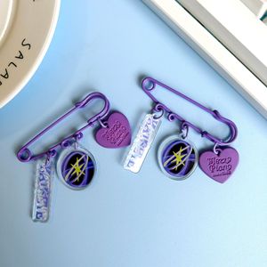 Broche Metálico de Pintura Tradicional Kpop KATSEYE de 6CM, Colgante con Impresión UV, Accesorios para Bolsos y Ropa, Pins de Manon, Sophia y <span class=keywords><strong>Daniela</strong></span> - Product Image 2