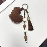 Mini breloque cœur mignonne en similicuir PU, avec pompon perlé et cordon tressé, utilisable comme porte-clés, sangle pour étui de téléphone ou pendentif créatif pour sac à dos