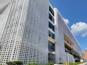 Panneau de mur-rideau perforé en aluminium, revêtement poudré, anti-corrosion, design contemporain pour l'extérieur des bâtiments - Product Image 1