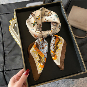 Foulard <span class=keywords><strong>Carré</strong></span> <span class=keywords><strong>de</strong></span> <span class=keywords><strong>Luxe</strong></span> en <span class=keywords><strong>Soie</strong></span> Satinée 1026 70cm, Imprimé Rayures Carreaux Fleurs, pour Femmes Musulmanes Printemps - Product Image 2