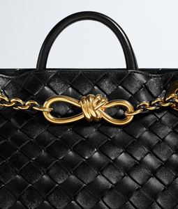 Sac à main Bottega en cuir Intrecciato souple avec détail de nœud signature et chaîne tubulaire en métal tressé en cuir Veneta - Product Image 6