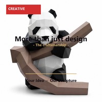Sculpture de panda géométrique en résine, style low-poly, motif grimpant sur branche, décoration artistique durable pour la maison, le bureau, l'hôtel et la chambre d'enfants
