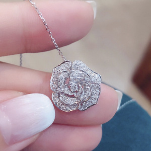 Collana Vintage con Ciondolo a Fiore di Camelia Traforato e Cristalli per Donne, Gioiello a Catena per Clavicola in Stile Francese - Product Image 1