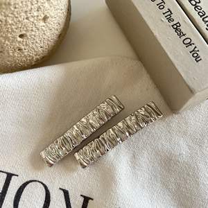 Pince à cheveux coréenne en métal plissé argenté brillant pour femme - Product Image 5