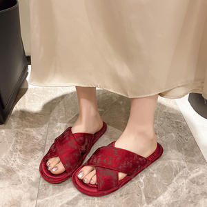 Nouvelles sandales brodées de style chinois en satin à bout ouvert pour femme, semelle souple en TPR respirante et antidérapante, idéales pour l'été 2025 à la maison - Product Image 4