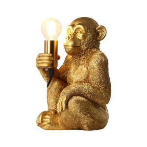 Lampe de table créative en résine singe doré pour salon et chambre à coucher alimentée en électricité avec commande de commutation - Product Image 2