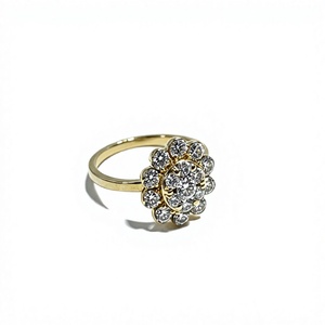 Bague de fiançailles statement plaquée or 18K 14K, style cocktail vintage, avec grappe de diamants ronds floraux et halo ovale festonné - Product Image 2