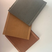 Dalles de terrasse en composite bois-plastique (WPC) à emboîtement, design traditionnel extérieur, surface rainurée, aspect teck