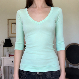 Camiseta de punto ajustada con manga hasta el codo, cuello en V, color liso, básica, sencilla, informal, de moda, de verano, corta - Product Image 1