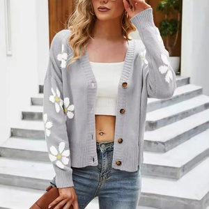 Cardigan pour femme à motif petites marguerites, décontracté, à manches longues, col en V, imprimé floral, en tricot ample, style manteau, avec boutons décoratifs - Product Image 5