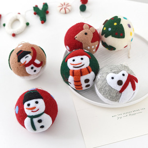 Vente en gros d'ornements de Noël faits à la main en feutre : boules, bonnets de neige, rennes, pendentifs pour sapin de Noël, décorations de fête de fin d'année - Product Image 2
