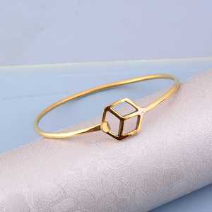 Nouveau design tendance, bracelet minimaliste géométrique, bracelet minimaliste en laiton, bracelet géométrique en forme de cube plaqué or 18 carats pour femmes, vente en gros/OEM - Product Image 2