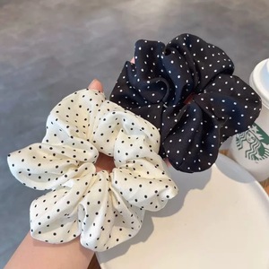 Vente en gros de chouchous pour femmes en tissu vintage à pois et de couleur unie, style européen et américain, accessoires pour cheveux - Product Image 1