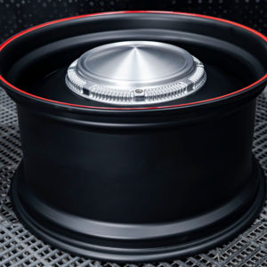 Roue de voiture avec finition noir mat + enjoliveur central personnalisable, en alliage d'aluminium forgé en deux parties, pour voitures de luxe et vintage - Product Image 3