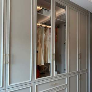 Armario Personalizado Tallado en Estilo Francés Gris Claro, con Tocador y Armario Integrados con Puerta de Vidrio para Dormitorio - Product Image 2