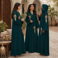 Robe longue ample à col en V avec appliques florales dorées et manches évasées ornées de strass |   Abaya de Luxe pour Occasions Spéciales, Robe de Soirée pour Femmes Musulmanes