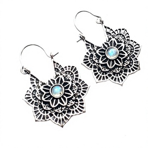 Pendiente de aro de plata con piedra lunar Suministro a granel Estilo tribal bohemio Patrón de flores de latón para bodas Fiestas Regalos Compromisos - Product Image 3