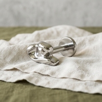 Bijou de piercing en titane ASTM F136 avec finition PVD Or 24K, style chapeau de cowboy, type labret à poussoir sans filetage, pour conque, hélix, tragus, cartilage