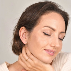 Boucles d'oreilles pendantes en acier inoxydable de style européen et américain avec un design en forme de cœur et des zircons géométriques plaqués or, finition blanche/noire - Product Image 4