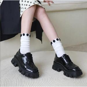 Zapatos casuales con cordones de fondo grueso para mujer a la moda con diseño de cordones de tacones gruesos de plataforma gruesa de charol - Product Image 4