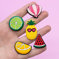 Breloques en caoutchouc 2D personnalisées pour sabots, thème plage d'été Hawaï, unisexe, feuilles de palmier tropicales, planches de surf, fruits, décorations de chaussures en gros