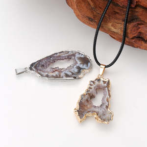 Collier en Agate Brésilienne Naturelle, Pendentif Géode Brute avec Bordure Plaqué Or et Argent, Cordon Ciré, Vente en Gros de Bijoux - Product Image 3