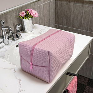 Sac <span class=keywords><strong>de</strong></span> <span class=keywords><strong>toilette</strong></span> portable à fermeture éclair en gros, <span class=keywords><strong>grande</strong></span> capacité, sac <span class=keywords><strong>de</strong></span> lavage matelassé en gaufre, broderie personnalisée, sacs cosmétiques en coton pour soins <span class=keywords><strong>de</strong></span> la peau - Product Image 3