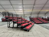 Tribunes télescopiques manuelles ou électriques, gradins mobiles avec chaises en plastique