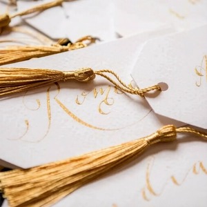 <span class=keywords><strong>Segnaposto</strong></span> Personalizzato con Stampa a Caldo in Oro e Nappa Dorata per Elegante Decorazione Tavoli Matrimoniali - Product Image 2