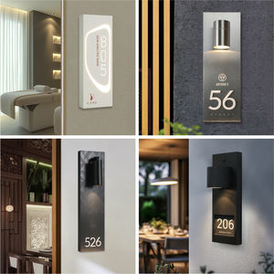 Targa Luminosa a LED con Ricarica Magnetica e Sensore, Numero Civico Personalizzabile Moderno per Esterni, per Hotel, Appartamenti, Ville - Product Image 3