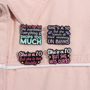 Elle est un 10 mais elle pense trop de lettres colorées citations épingles en émail personnalisé elle dépense tout son argent en livres broche bijoux cadeaux - Product Image 2