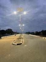 Lampadaire Solaire LED Haute Puissance 40W-180W, Étanche IP65, pour Extérieur (Route/Village/Jardin), Garantie 5 Ans, Dimmable