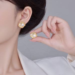 Pendientes de Perlas de Imitación de Lujo Ligero y Estilo Versátil, Diseño Geométrico Chapado en Oro, Nuevo Regalo de Moda para Mujer - Product Image 2